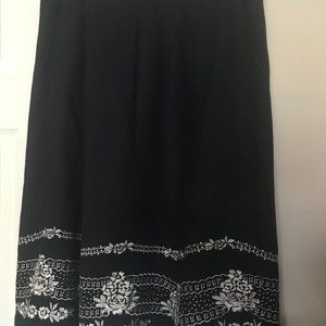 TAILOR B MOSS: BLUE  SKIRT WITH WHITE EMBROIDERY SIZE 10